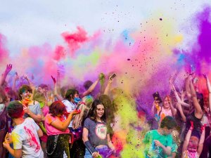 Hildesheimer Farbfestival 2023 Menschenmenge wirft Farbpulver in die Luft