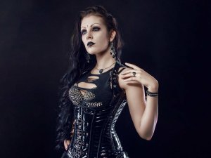 Frau im Gothic-Outfit bestehend aus schwarzer Korsage mit Nieten