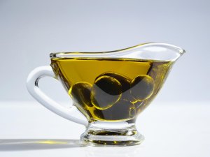 Wundermittel Öl Gefäß mit Olivenöl und Oliven