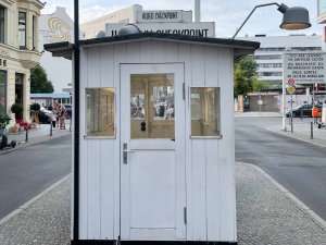 Sicht auf das Wachhaus am Berliner Checkpoint Charlie