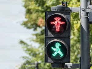 Nahaufnahme einer Ampel mit Berliner Ampelmännchen