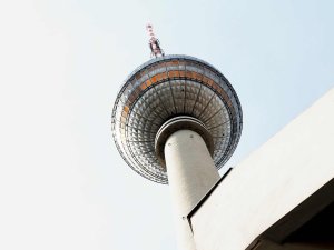 Berliner Fernsehturm von unten fotografiert