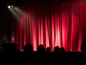 Blick auf einen roten Vorhang einer Bühne