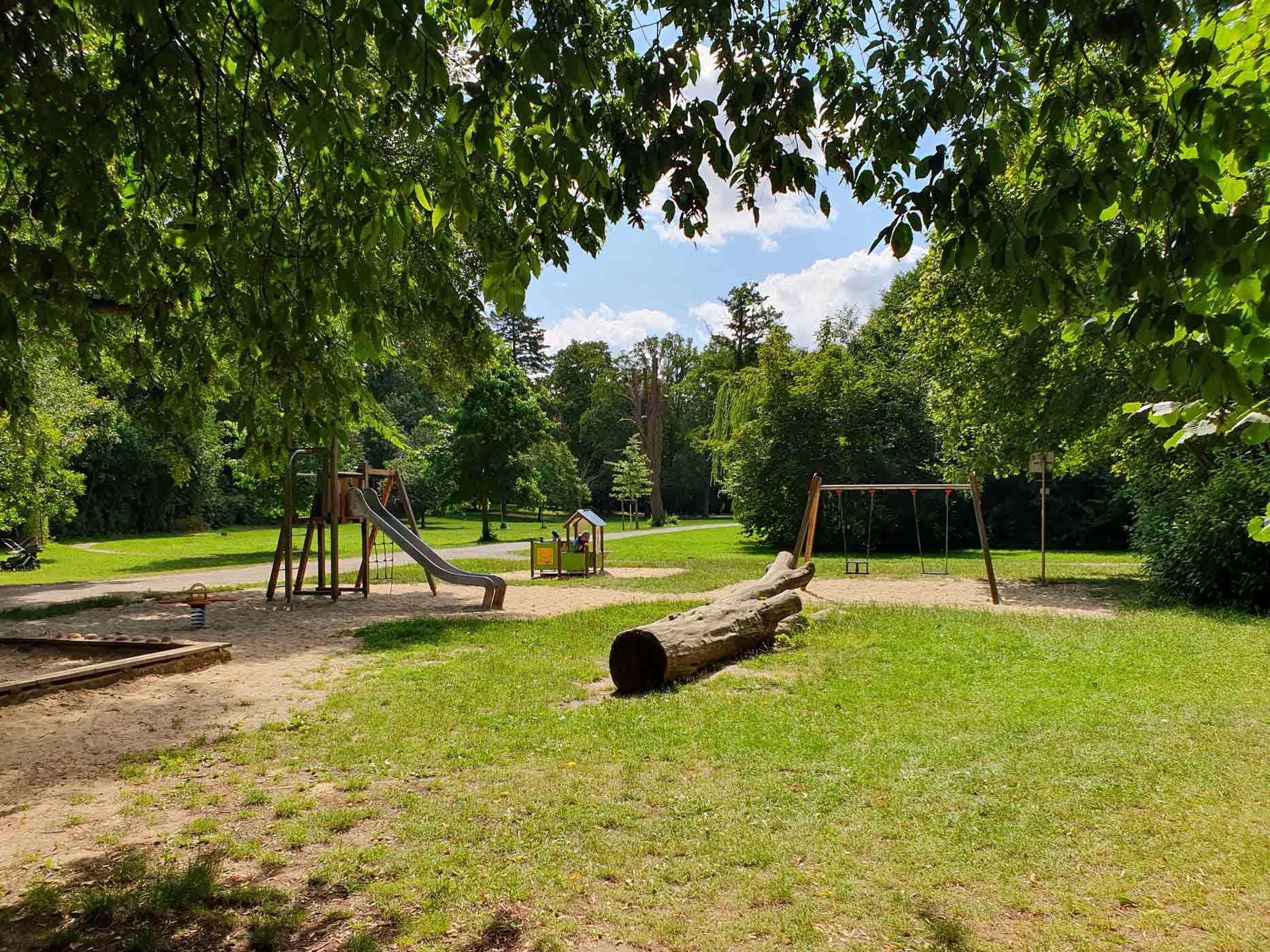 Der Spielplatz im Ehrlicher Park bei strahlendem Sonnenschein