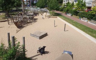 Blick von der Rutsche aus auf den Spielplatz an der Steingrube