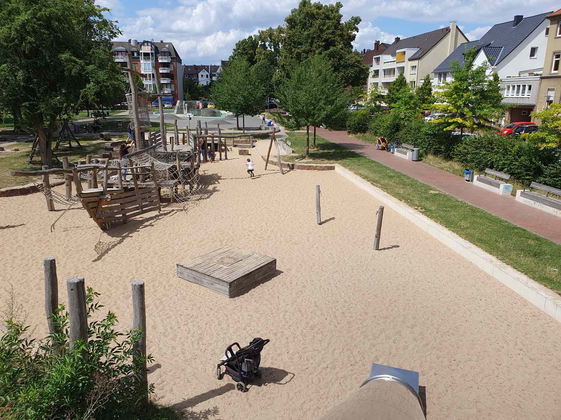 Blick von der Rutsche aus auf den Spielplatz an der Steingrube