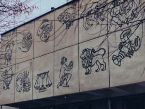 Übersicht Sternzeichen auf Fassade