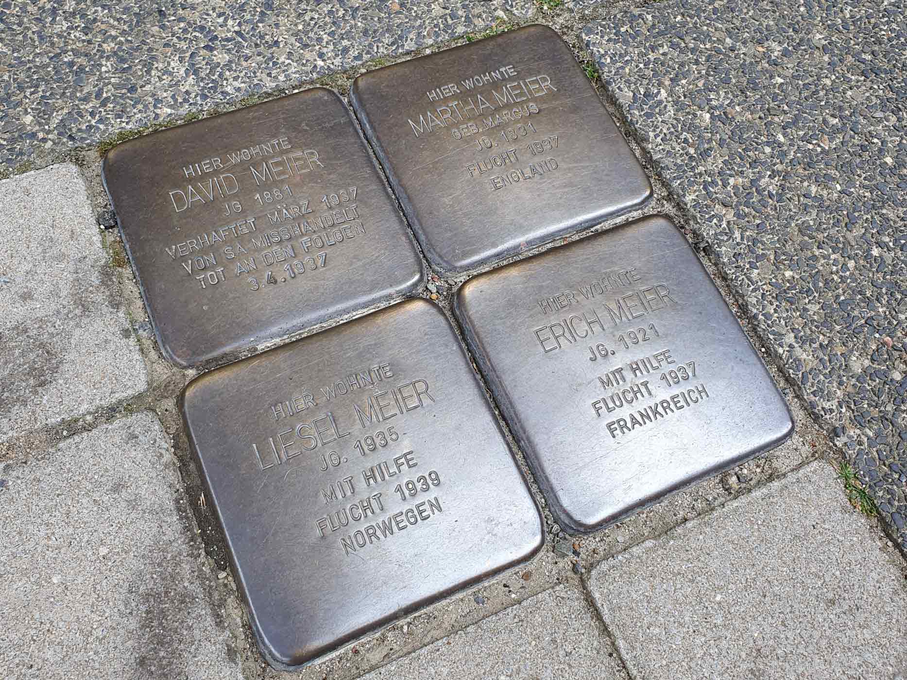 Vier Stolpersteine eingelassen im Pflaster