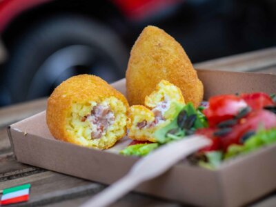 Frittierte Kartoffelbällchen mit Salat in einer Schüssel