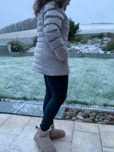 Wellensteyn Winterjacke Carmenere Lady Junge Frau trägt eine hellgraue Wellensteyn Winterjacke