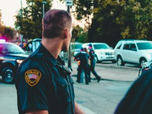 American Cop beobachtet Geschehen auf Straße