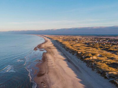 Langer Sandstrand und Dünen am Meer Dänemarks