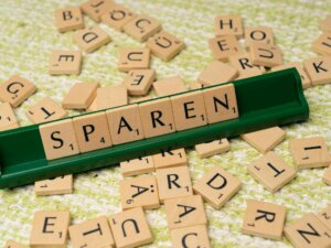 Geld sparen Umschlagmethode Scrabble-Buchstaben, die das Wort Sparen ergeben