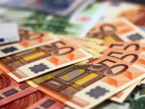 Kleidung verkaufen Viele Euroscheine