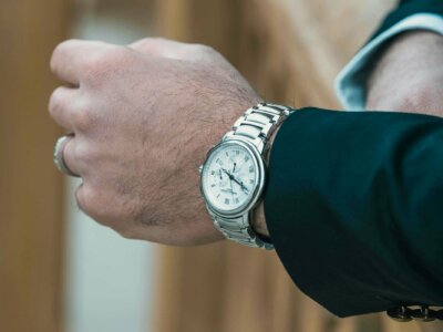 Mann trägt silberne Armbanduhr