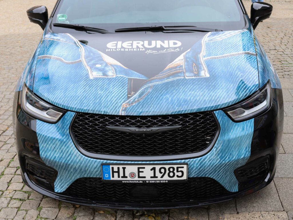 Frontale Sicht auf die Motorhaube des Eierund-Autos