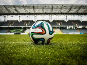 Ein Fußball liegt auf der Anstoßlinie im Stadion.