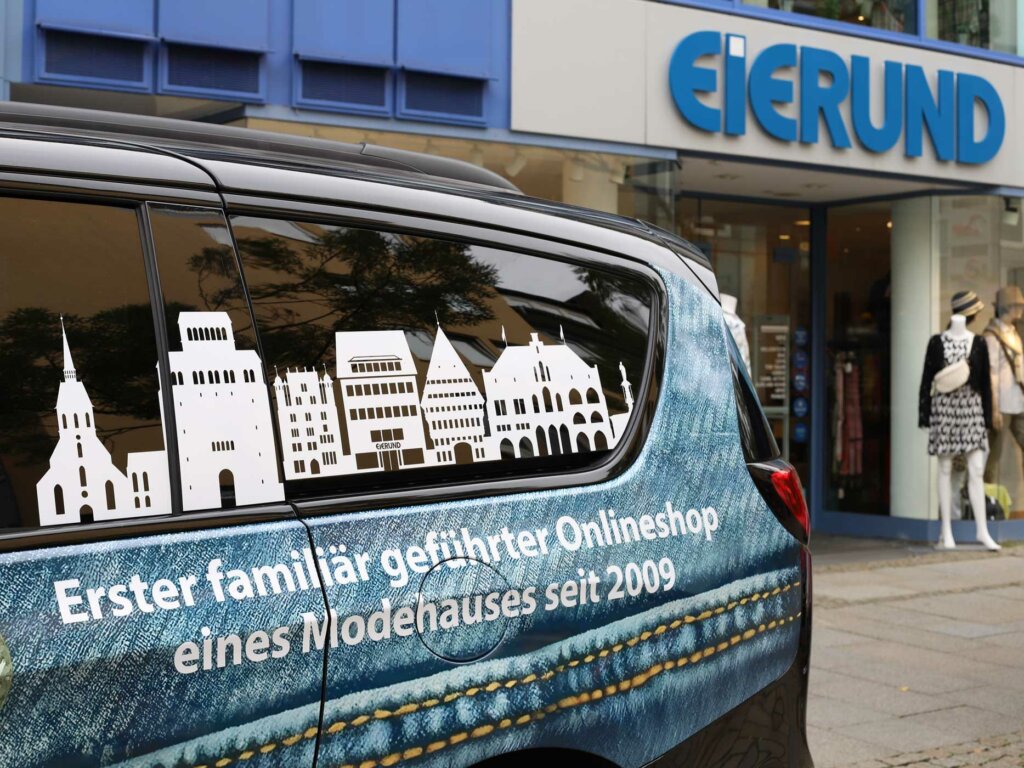 Detail des neuen HoseOnline-Wagens vor dem Hildesheimer Ladengeschäft