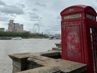 Rote Telefonzelle vor dem London Eye