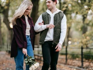 Frau und Mann gehen spazieren.