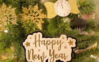 Ein Tannenbaumschmuck, auf dem "Happy New Year" steht