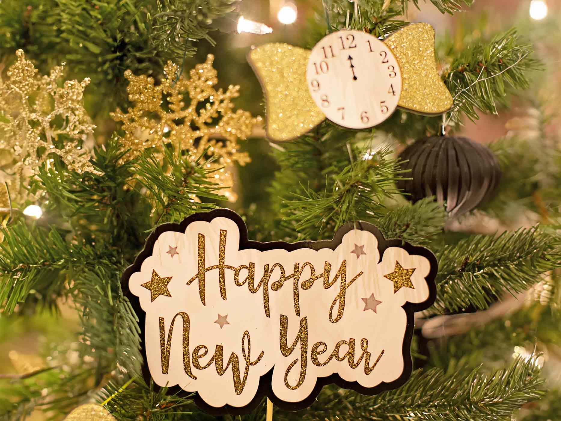 Ein Tannenbaumschmuck, auf dem "Happy New Year" steht