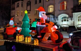Der mit weihnachtlichen Motiven geschmückte Anhänger eines LKWs ist zu sehen.