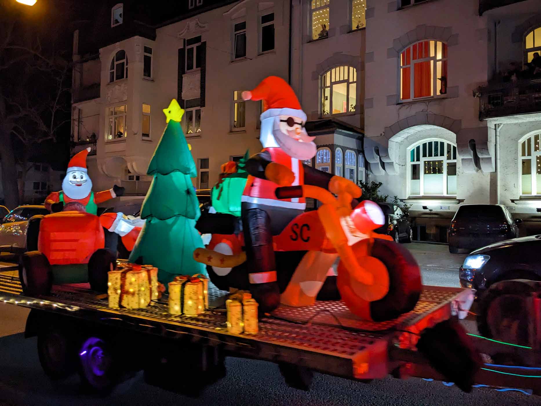 Der mit weihnachtlichen Motiven geschmückte Anhänger eines LKWs ist zu sehen.