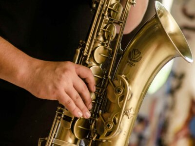 Ein Mann spielt Saxophon.