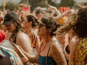 Menschen draußen auf einem Festival