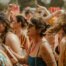 Menschen draußen auf einem Festival