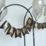 Eine schwarze Girlande mit goldenen Buchstaben, die "Happy Birthday" darstellen, hängt neben silbernen Ballons.