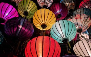 bunte Lampions im Nachthimmel