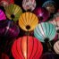 bunte Lampions im Nachthimmel