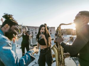 Verschiedene Menschen, die gemeinsam Musik machen 