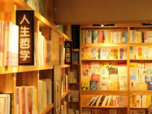 Eine Abteilung in einer Bücherei mit Büchern zum Sprachenlernen