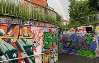 Eine Unterführung in Hildesheim mit bunten Graffitis an den Wänden.