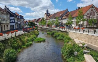Blick auf die Lamme, die sich entlang der Fachwerkhäuser in Bad Salzdetfurth schlängelt