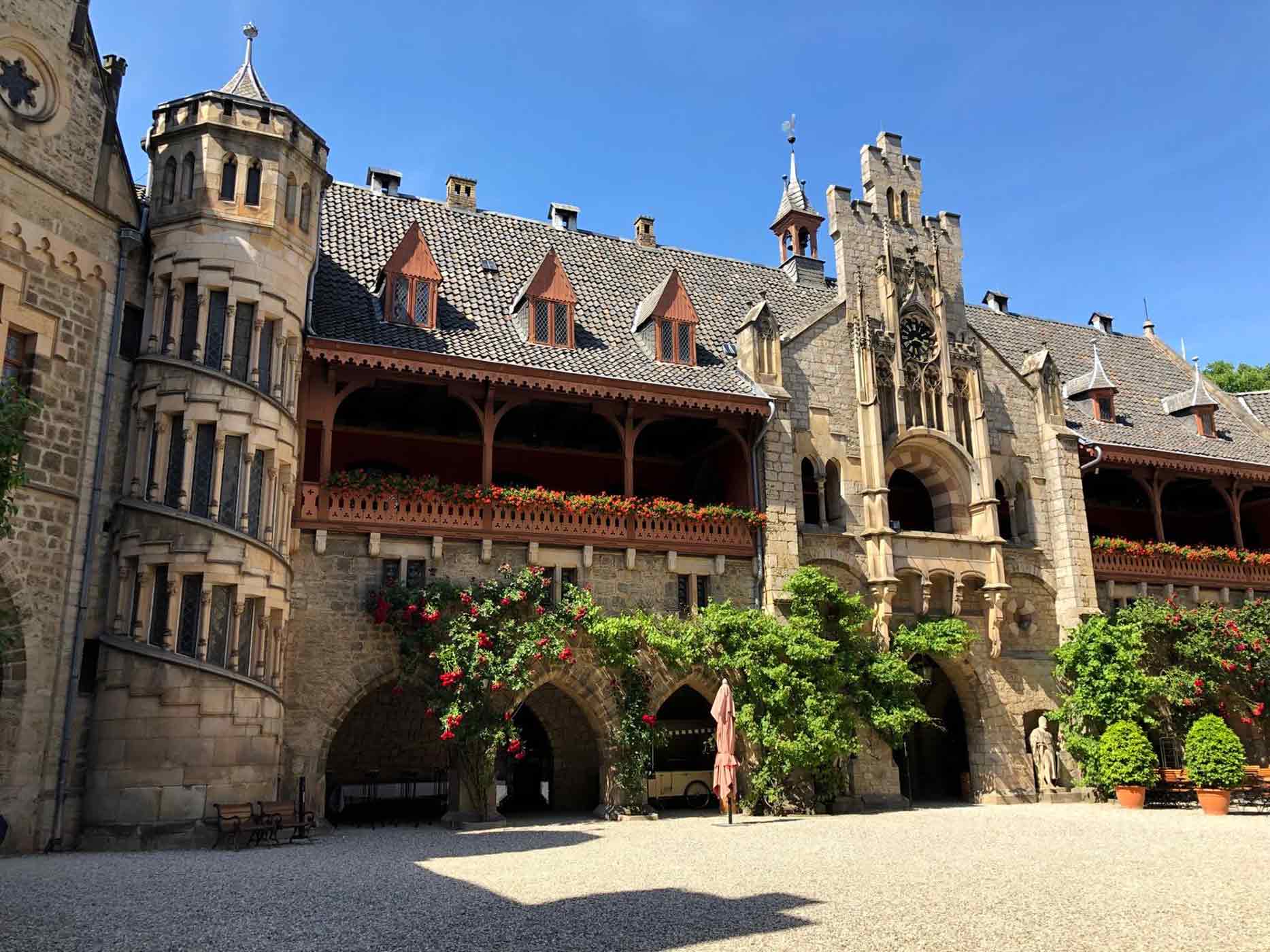 Marienburg Maxton Hall Der Sonnenlicht geflutete Innenhof der Marienburg.