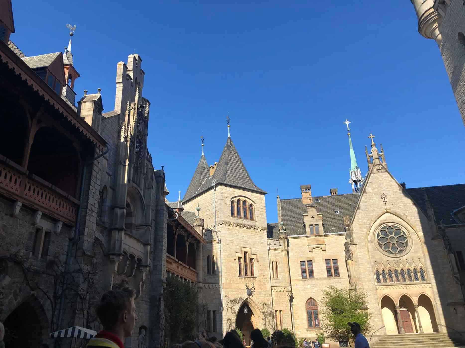Schloss Marienburg Ausflugsziel Blick auf den Innenbereich von Schloss Marienburg bei Pattensen